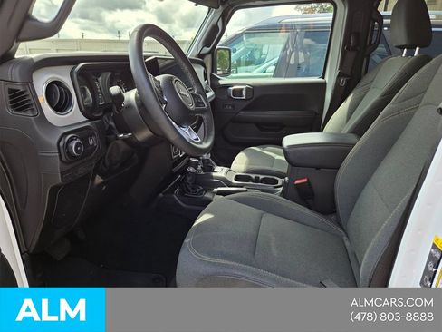 Used 2025 Jeep Wrangler Unlimited Sahara AWD/4WD image 4