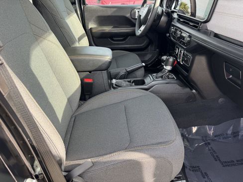 Certified 2025 Jeep Wrangler Unlimited Sahara AWD/4WD image 9