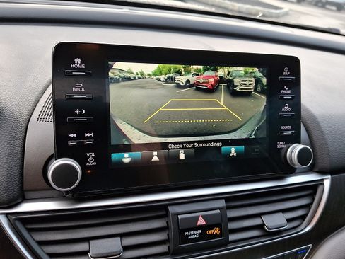 Used 2018 Honda Accord Touring image 19