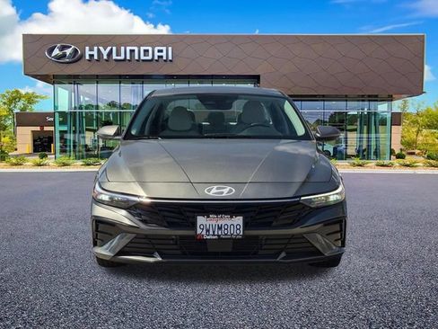 Used 2025 Hyundai Elantra Limited FWD image 2