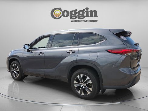 Used 2020 Toyota Highlander XLE image 4