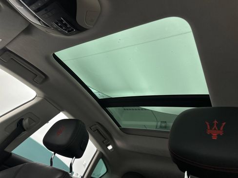 Used 2018 Maserati Levante GranLusso image 3