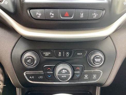 Used 2017 Jeep Cherokee Overland w/ Technology Group image 21