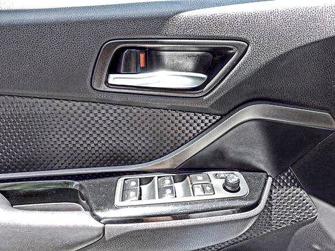Used 2019 Toyota C-HR XLE FWD image 11