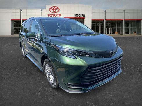 Certified 2026 Toyota Sienna XLE FWD image 3