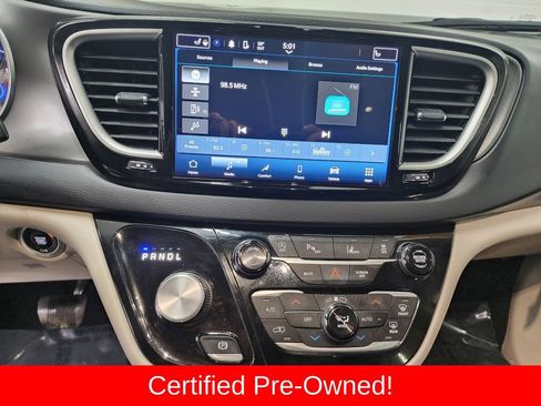 Used 2024 Chrysler Pacifica Touring-L image 18