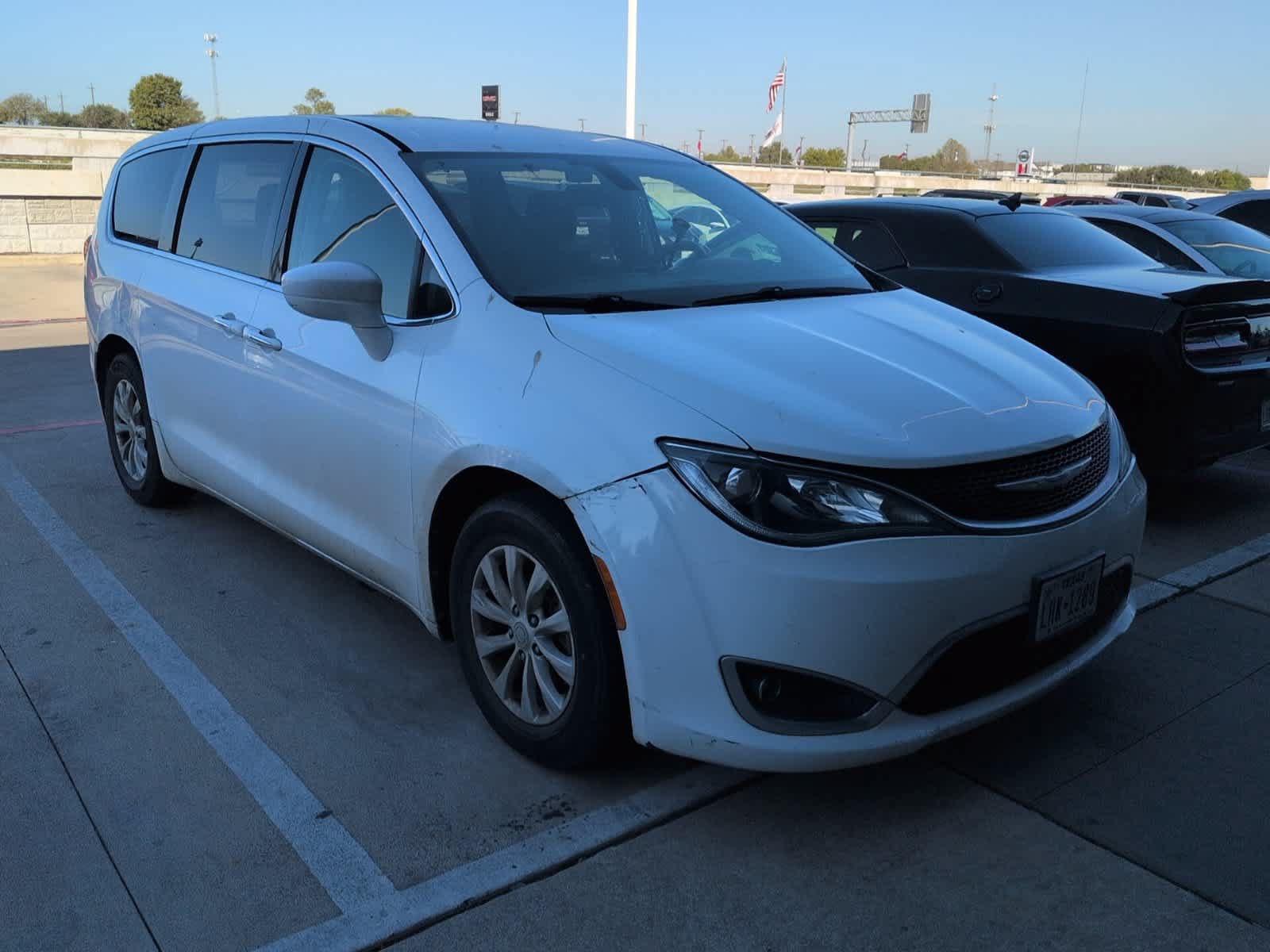 Used 2018 Chrysler Pacifica Touring Plus FWD image 3