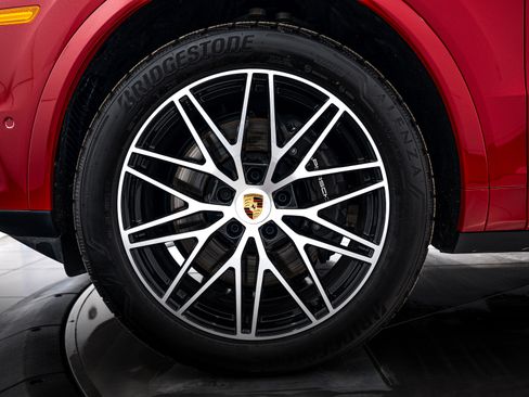 Certified 2025 Porsche Cayenne image 11