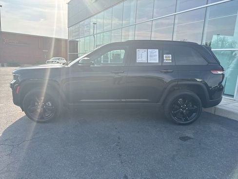 Used 2023 Jeep Grand Cherokee Altitude AWD/4WD image 3