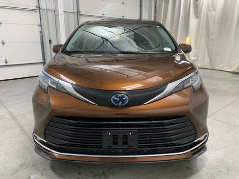 Used 2022 Toyota Sienna XLE image 28