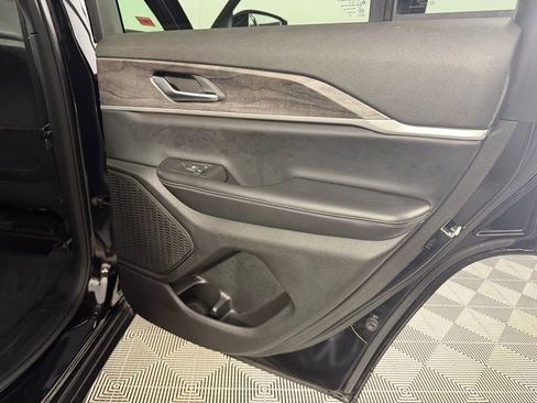 Used 2024 Jeep Grand Cherokee Limited image 30