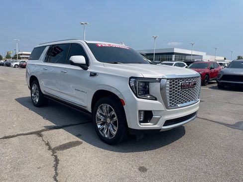 Used 2023 GMC Yukon XL Denali AWD/4WD image 3