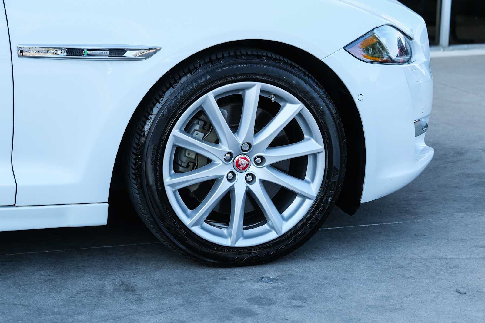 Used 2017 Jaguar XJ R-Sport RWD image 10