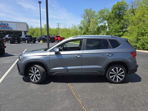 Used 2024 Volkswagen Taos SE w/ Panoramic Sunroof Package FWD image 17