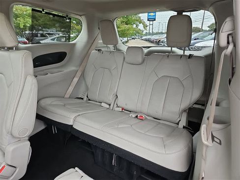 Used 2019 Chrysler Pacifica Touring-L Plus w/ Advanced Safetytec Group image 11