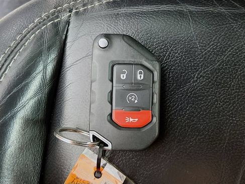 Used 2019 Jeep Wrangler Unlimited Sahara w/ Dual Top Group AWD/4WD image 29