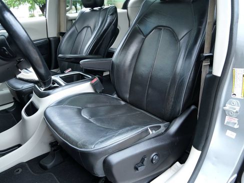 Used 2018 Chrysler Pacifica Limited FWD image 6