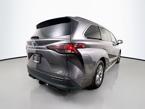 Used 2023 Toyota Sienna LE image 4