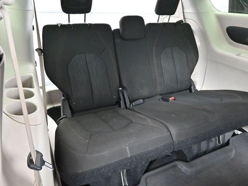 Used 2017 Chrysler Pacifica Touring FWD image 35