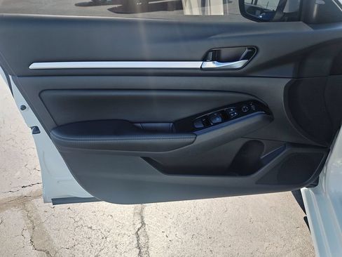 Used 2025 Nissan Altima 2.5 SL FWD image 12