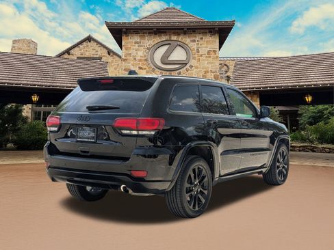 Used 2022 Jeep Grand Cherokee Laredo X image 2