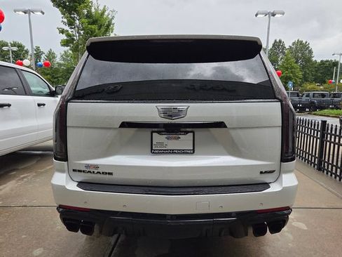 Used 2025 Cadillac Escalade ESV V w/ LPO, ONYX Package AWD/4WD image 5