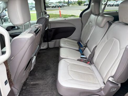 Used 2017 Chrysler Pacifica Touring-L Plus FWD image 11