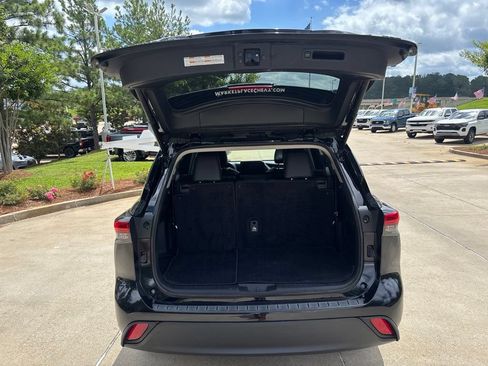 Used 2022 Toyota Highlander XLE FWD image 11