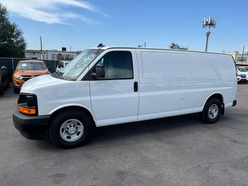 Used 2017 Chevrolet Express 3500 Extended image 2