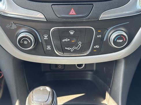 Used 2018 Chevrolet Equinox LS image 18