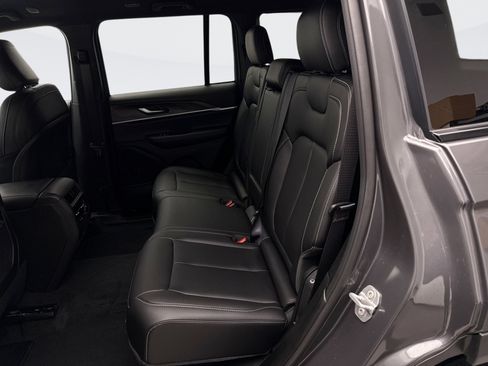 Used 2025 Jeep Grand Cherokee Limited w/ Black Appearance Package image 19