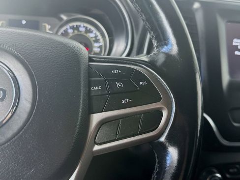 Used 2021 Jeep Cherokee Latitude Plus AWD/4WD image 25