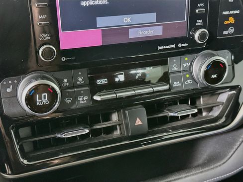 Used 2021 Toyota Highlander XLE FWD image 24