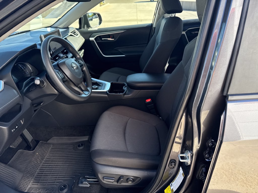 Used 2025 Toyota RAV4 XLE AWD/4WD image 9
