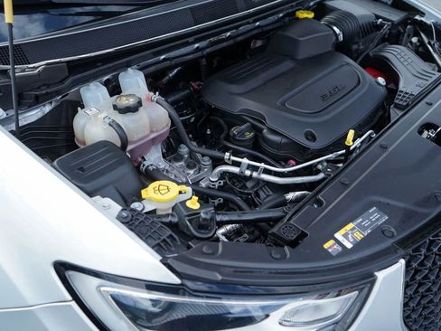 Used 2024 Chrysler Pacifica Limited image 35