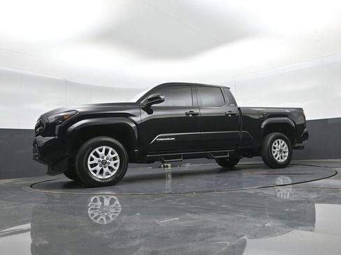 Used 2025 Toyota Tacoma SR5 AWD/4WD image 41