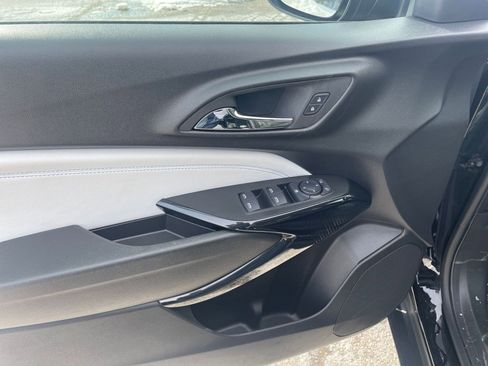 Used 2025 Chevrolet Trax LT w/ LT Convenience Package image 18