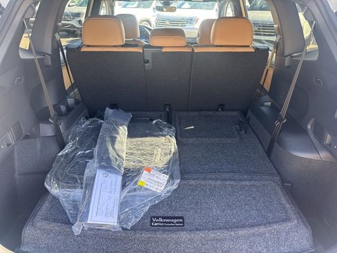 Used 2024 Volkswagen Tiguan SE image 8