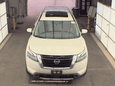 Used 2023 Nissan Pathfinder Platinum FWD image 2