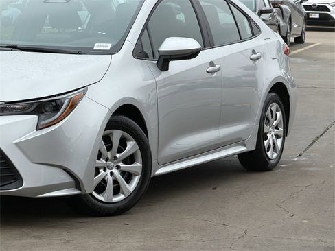 Used 2025 Toyota Corolla LE image 3