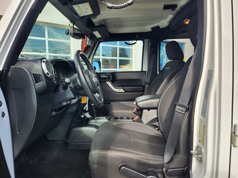Used 2018 Jeep Wrangler Unlimited Sahara AWD/4WD image 24