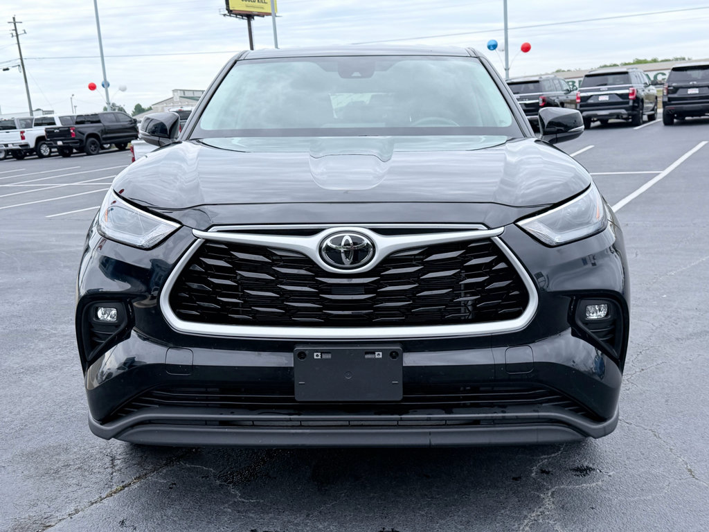 Used 2025 Toyota Highlander LE FWD image 3