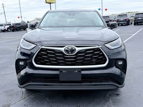 Used 2025 Toyota Highlander LE FWD image 3
