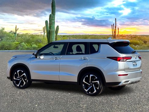 Used 2024 Mitsubishi Outlander SE image 4