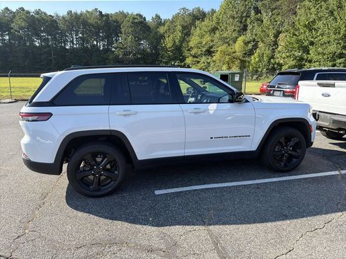 Used 2024 Jeep Grand Cherokee Altitude AWD/4WD image 10