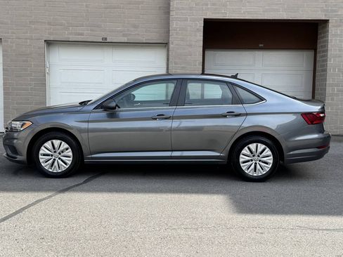 Used 2020 Volkswagen Jetta SE FWD image 2