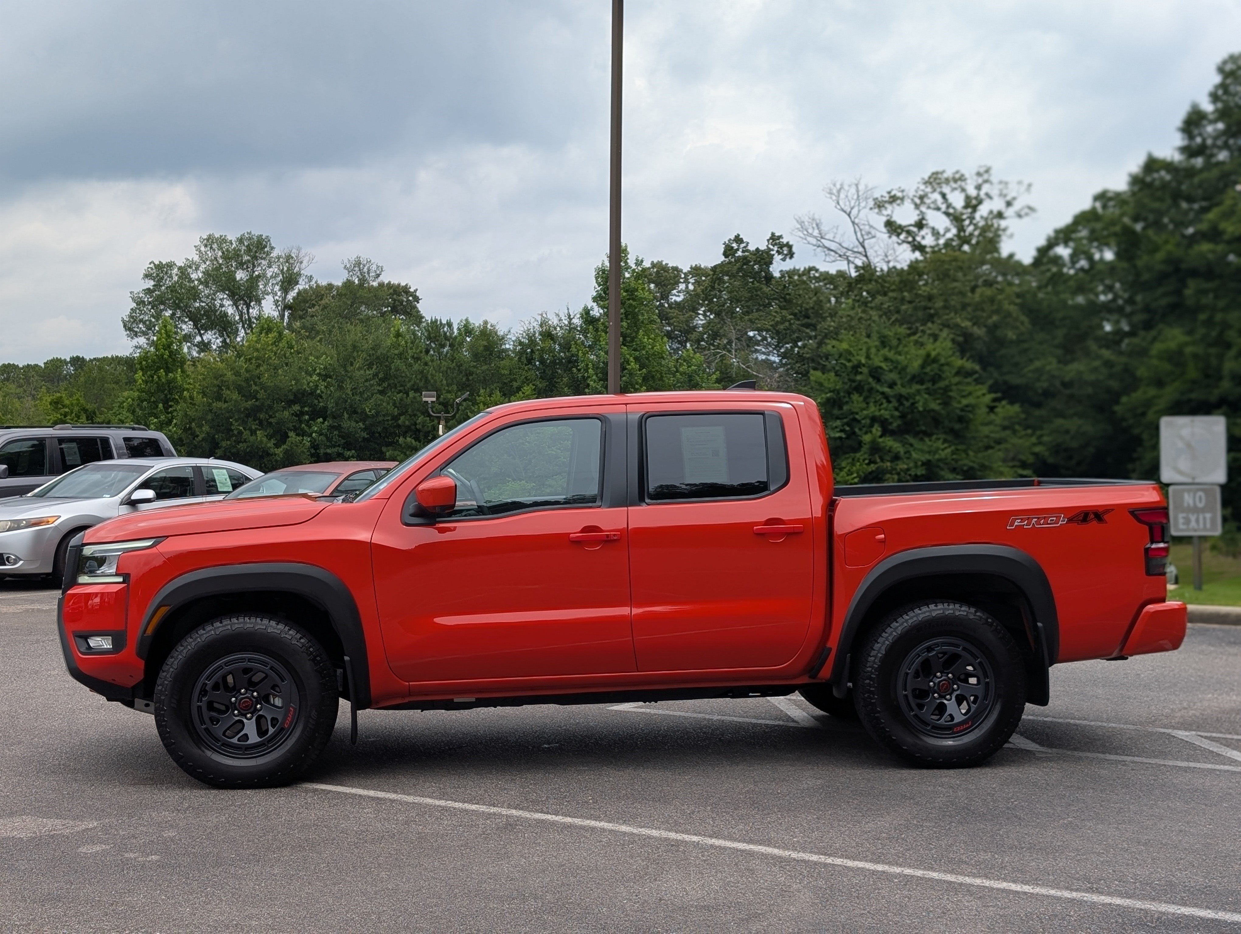 Used 2025 Nissan Frontier PRO-4X w/ Pro Convenience Package AWD/4WD image 6
