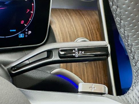 Used 2025 Mercedes-Benz GLC 300 4MATIC image 18