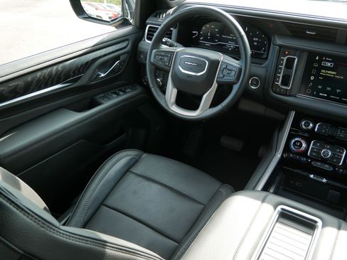 Used 2024 GMC Yukon XL Denali AWD/4WD image 9