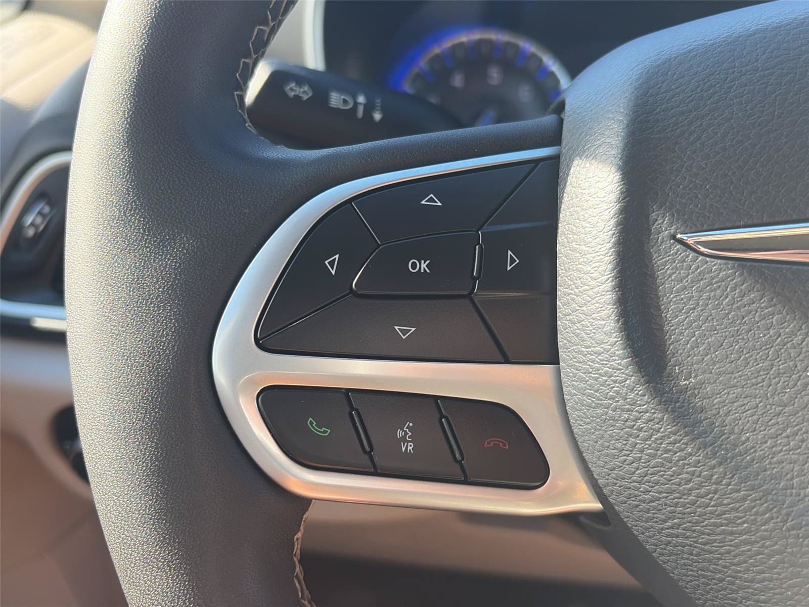Used 2024 Chrysler Pacifica Touring-L FWD image 12